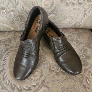 CLARKS Collection Soft Cushion Everyday CODA Sz 8.5M Brown Leather Flat Shoe